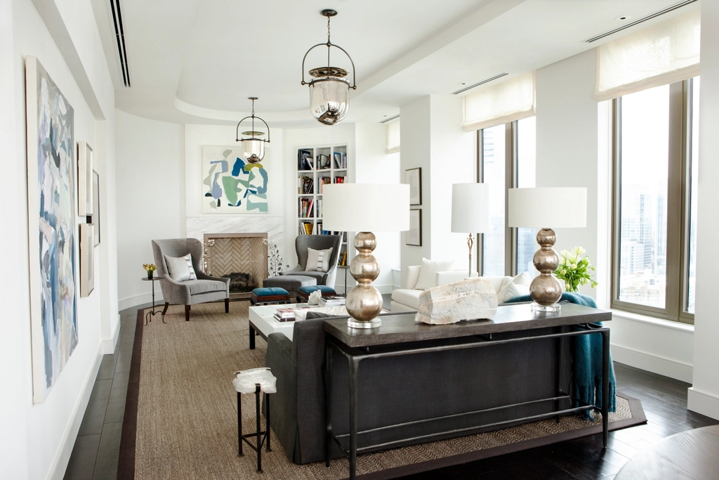 Sala de apartamento moderno con ventanales