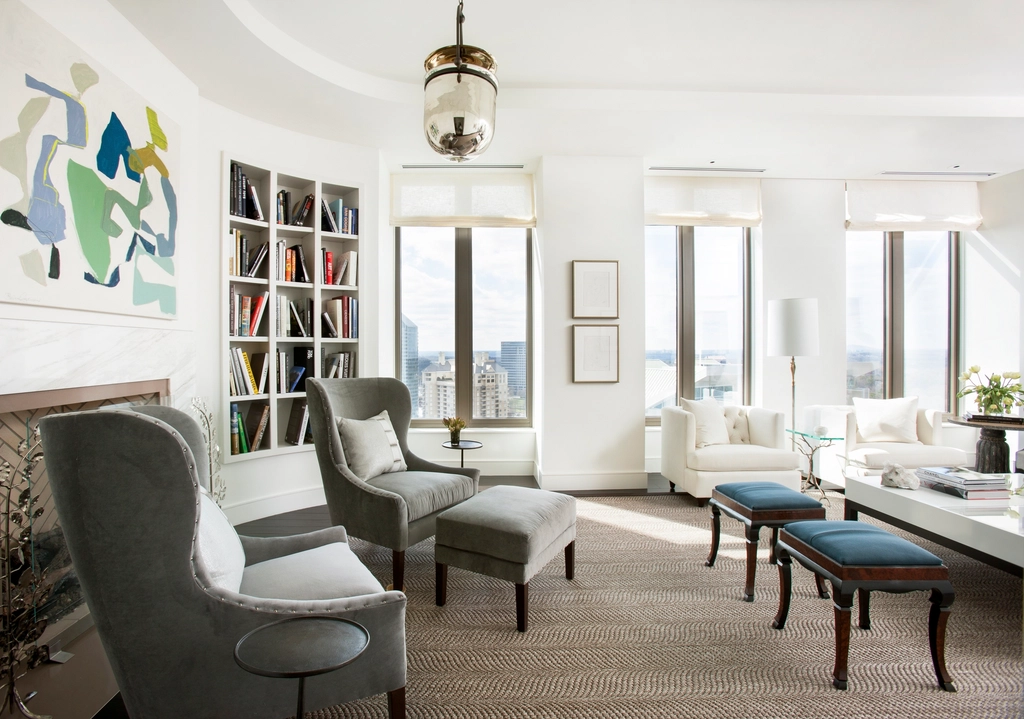 Interior de apartamento moderno con ventanal