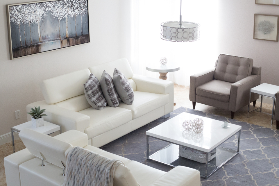 Espacio interior diáfano con diseño contemporáneo