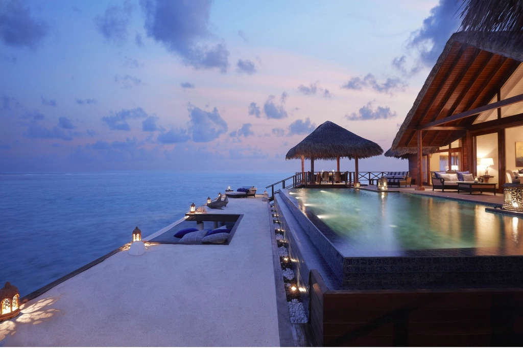Piscina exterior con vegetación tropical